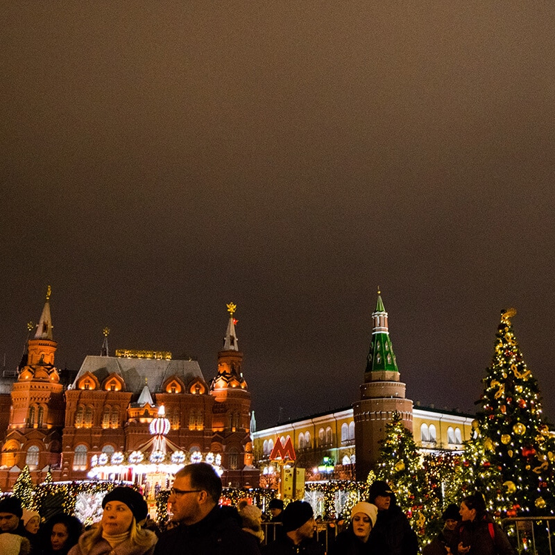 Beautiful lit up Christmas lights in Moscow, Russia. Christmas is a great time to visit Moscow! #travel #russia #moscow