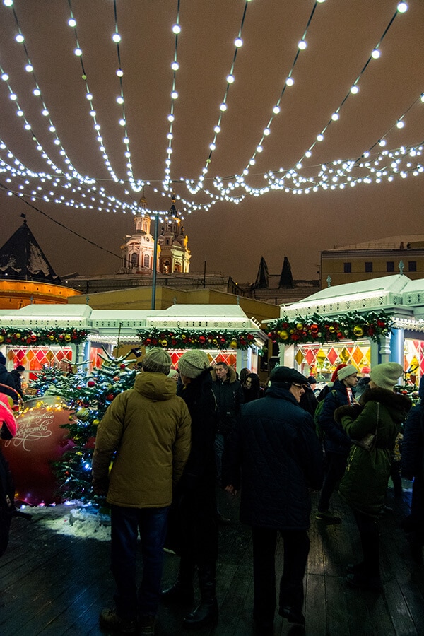 Crowds at the Red Square Christmas Market in Moscow, Russia. This Russian Christmas market is worth seeing! #travel #russia #moscow