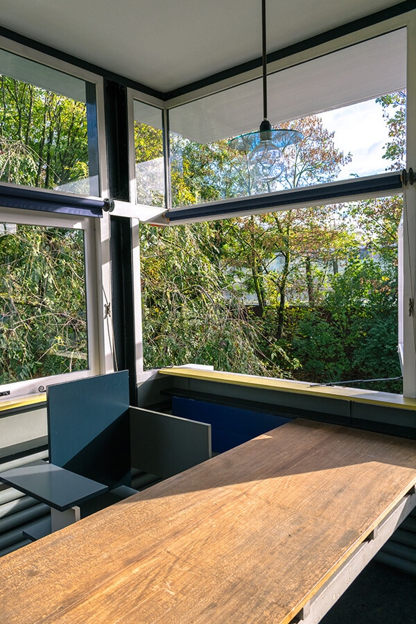 Window open on the second floor of the interior of the Schroder house, showing how the outside comes inside within the rietveld schröderhuis! #interiordesign #destijl