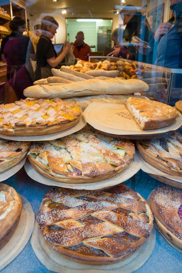 Schöne Desserts in der Maastrichter Bäckerei Bisschopsmolen.  Diese berühmte Bäckerei serviert Vlaai, eine Maastrichter Spezialität. #Reisen #Maastricht #Dessert #Niederlande #Limburg