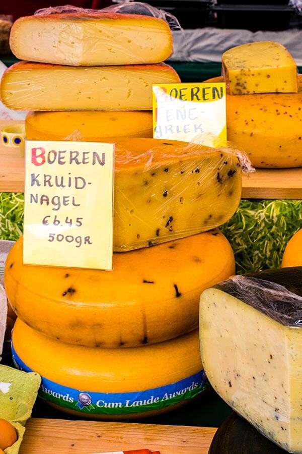 Foto eines handwerklichen niederländischen Käses, bekannt als Boerenkaas, aufgenommen auf einem niederländischen Käsemarkt!  