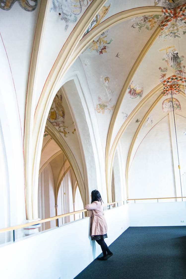 Binnen Waanders in de Broers. Zwolle, Nederland. Een mooi boekhandel in een kerk, een van de beste dingen om te doen in Zwolle. Misschien de mooiste boekhandel in de wereld. #Nederland #Zwolle